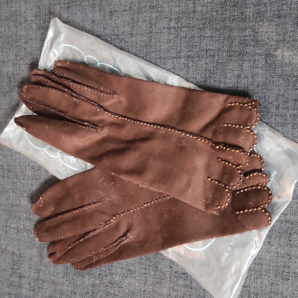 New With Bag Chocolate Brown Midcentury Ladies Formal Gloves W/ Scalloped Edge